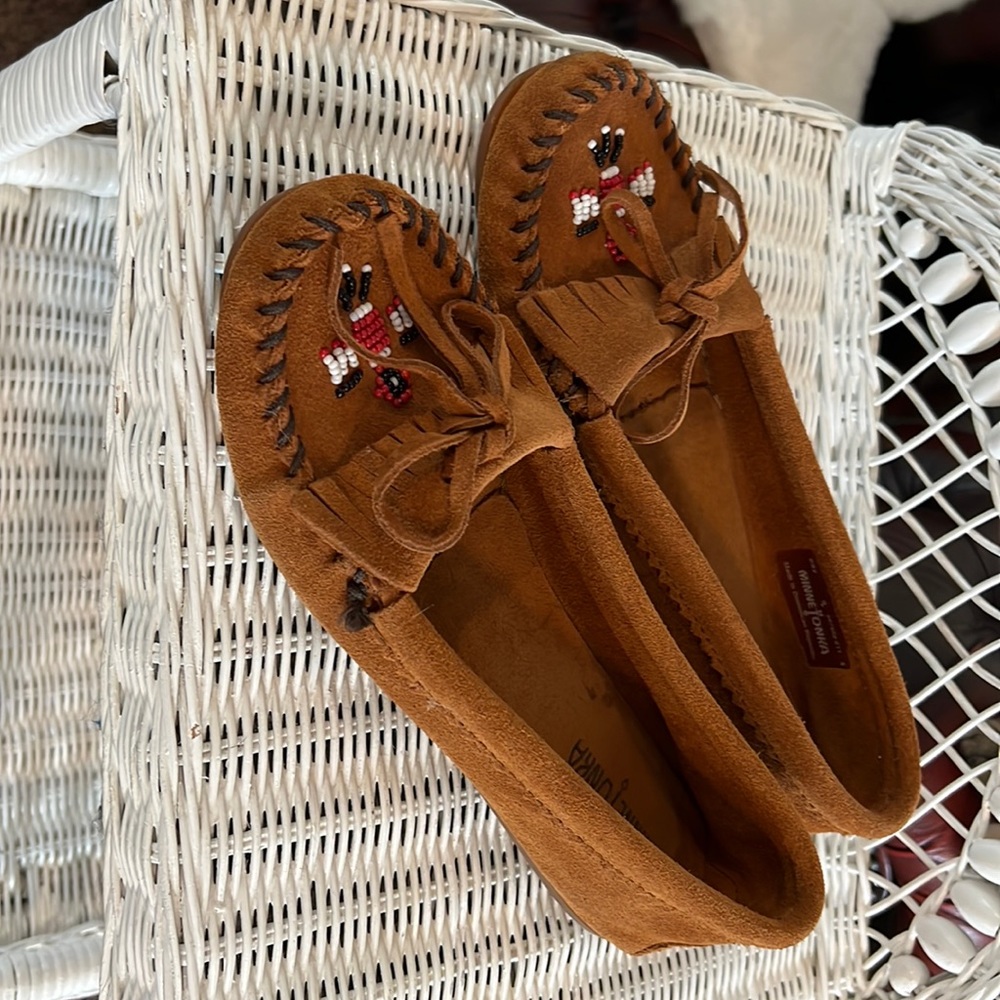 Like new! Minnetonka thunderbird moccasins.